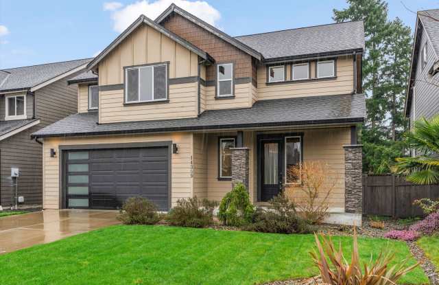 Backyard Putting Green + Outdoor Fireplace | Comfortable Puyallup Rental photos photos