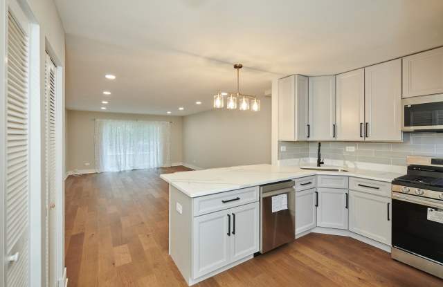 7074 N RIDGE Boulevard Gallery 3