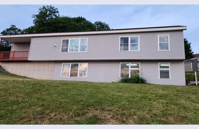 Beautiful 4 Bed 2 Bath in Lisbon Gallery 2