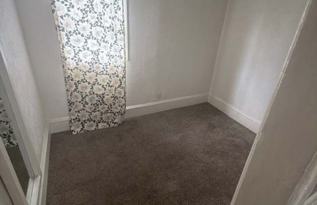 2849 North Buffum Street - Lower Gallery 4