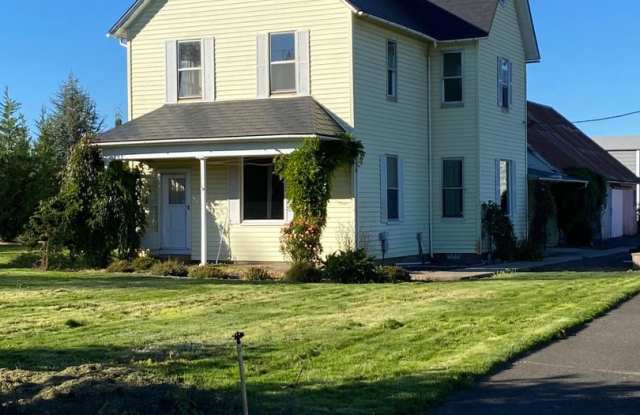 Spacious 5-Bedroom Farmhouse Gallery 1