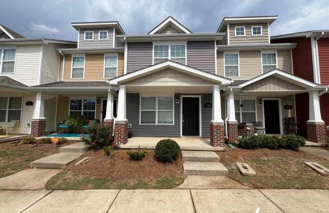 Lovely Townhouse Available Now! photos photos