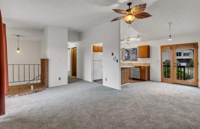 White Center Home with 2 Bedrooms and a Bonus Flex Room Gallery 4