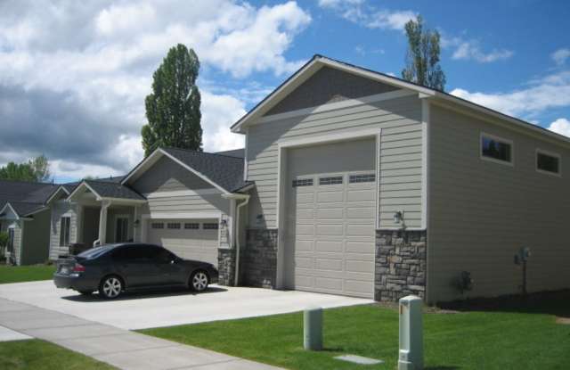 CDA Home w/ 22X45 RV Garage/Shop! photos photos