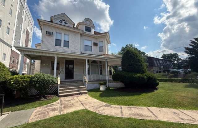 96 W Grand St photos photos