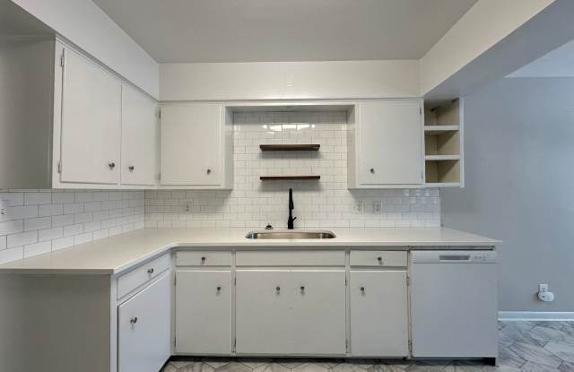 3009 W Michigan - 6 Bedroom/2 Bathroom Unit Near WMU/K College -Fall 2025 Gallery 4