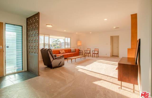 8136 LOYOLA Gallery 3