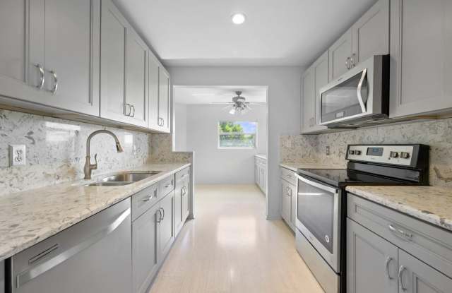 550 SW 137th Avenue photos photos