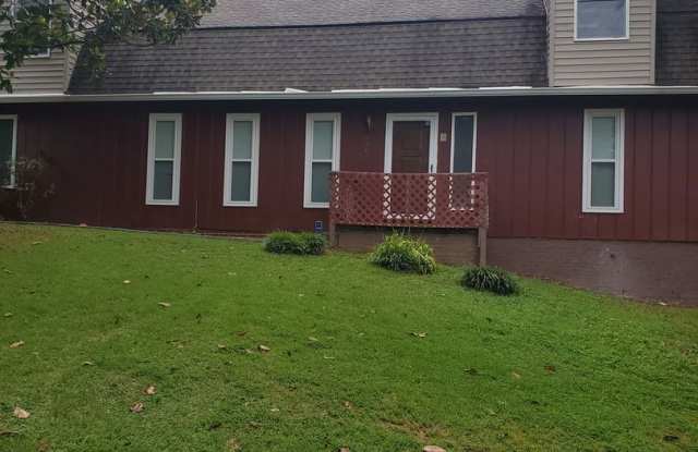 Louisville 37777 - 6 bedroom, 3 bath home with a 2-car garage on one-third acre - No Pets - Call Tom Parry (865) 607-3649 Gallery 3