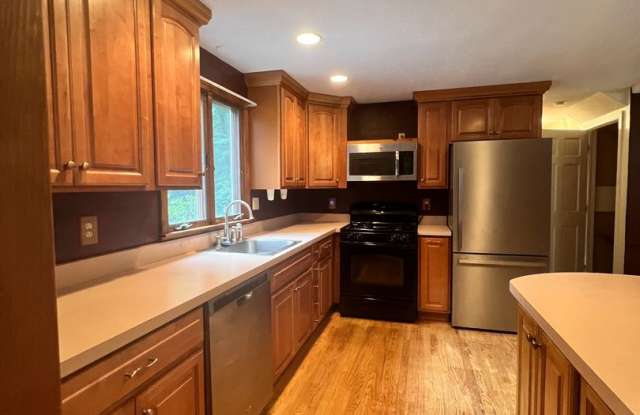 "Charming Retreat in Killingworth: Spacious 3 Bedroom, 2 Bathroom Single Family Home for Rent" - 29 Stonehill Drive, Middlesex County, CT 06419