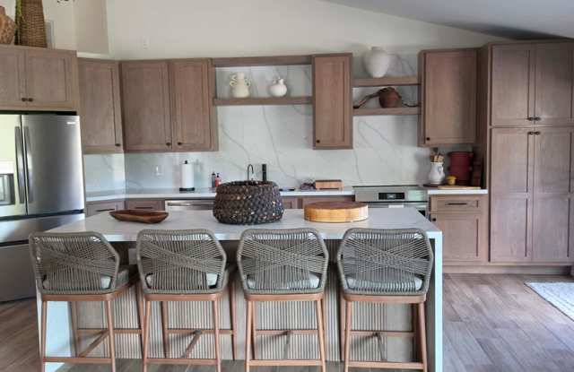 FURNISHED SEASONAL RENTAL Gallery 3