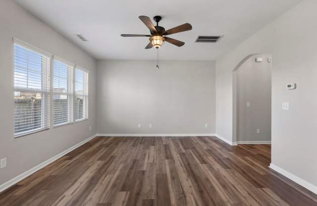 Minutes to Back Gate & Beaches! Gallery 4