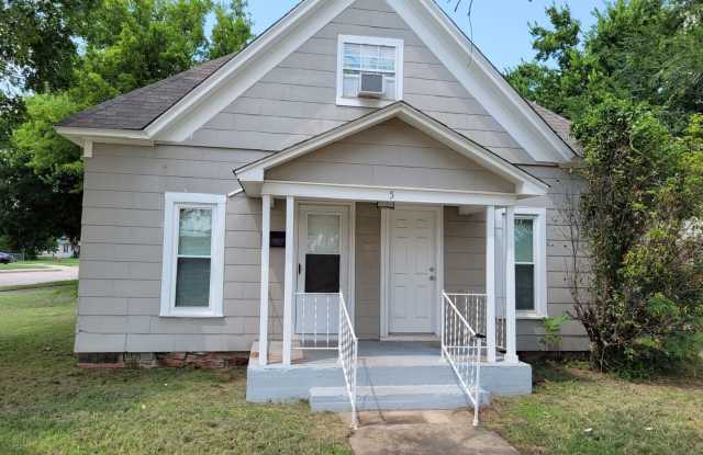 3 bedroom 1 bathroom house in Edmond with central heat and air conditioning and washer/dryer hookup photos photos
