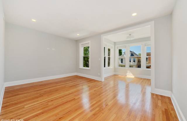 3011 West Eastwood Avenue Gallery 4