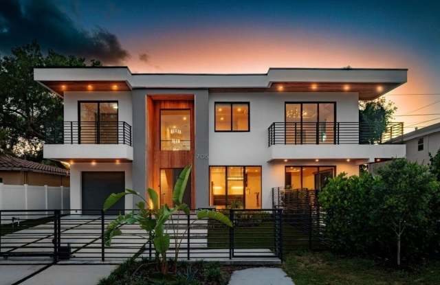 705 SW 8th Terrace Gallery 2