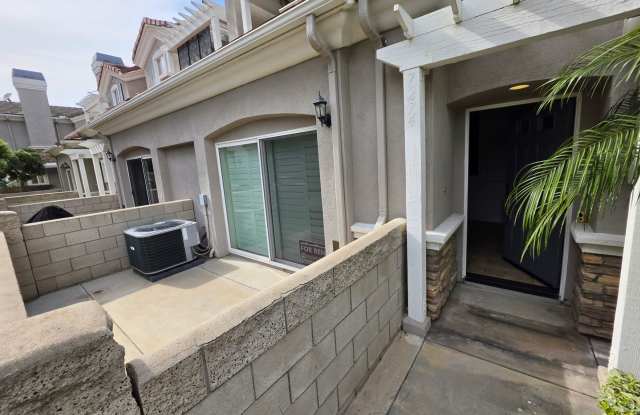 Stylish 3 Bedroom Townhome in Prime Huntington Beach Location photos photos