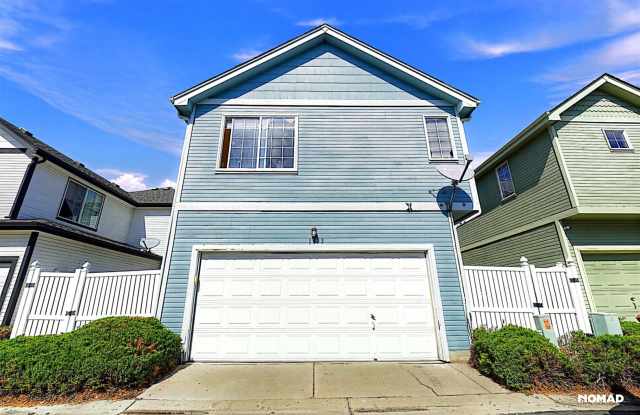 Charming 4BR House in Aurora Gallery 3