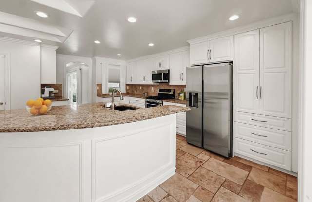 Custom 6 Bedroom / 4.5 Bath Home in Rancho La Costa Gallery 4