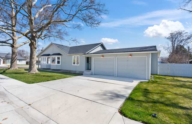 Charming 2-3bd/2ba Home on HUGE Corner Lot! - 141 High Street, Nampa, ID 83651