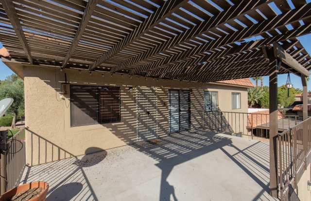 Two bedrooms on the second floor of henderson townhome with garage, granite counters and wood floors - 1852 Mimosa Court, Henderson, NV 89014