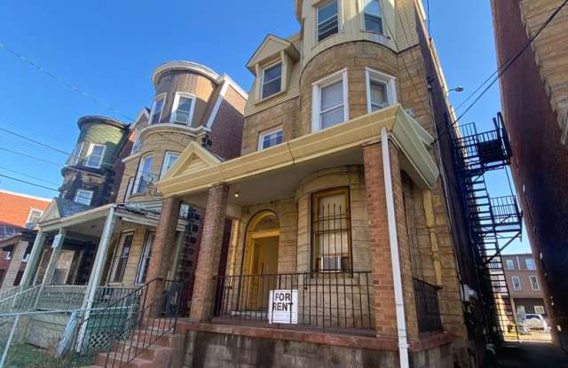Cozy Two Bedroom Apartment! Great Oakland Location! Call Today! - 3610 Dawson Street, Pittsburgh, PA 15213