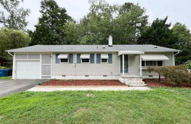 Comfortable 3BD, 1.5BA House with Large Fenced Backyard photos photos