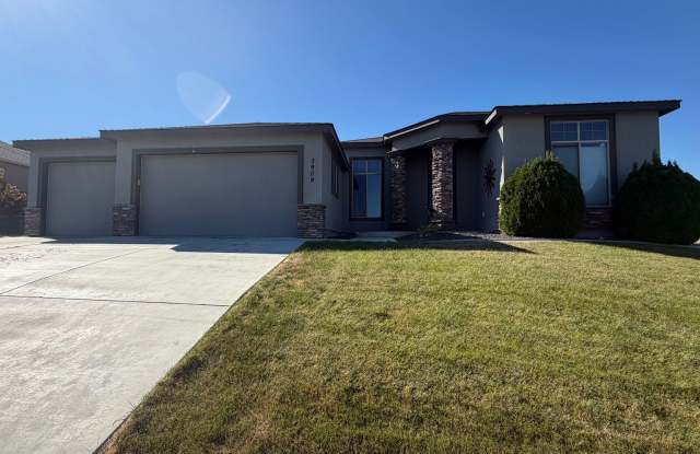 Beautiful Home, Gorgeous Views- Kennewick WA Gallery 1