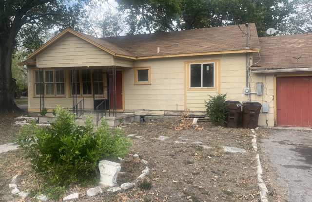 1319 West San Antonio Street - 1319 West San Antonio Street, Lockhart, TX 78644