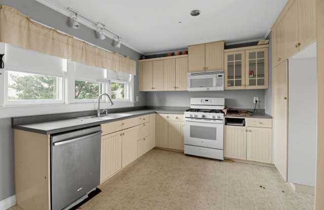 Charming 2BR House in Crystal Lake Gallery 3