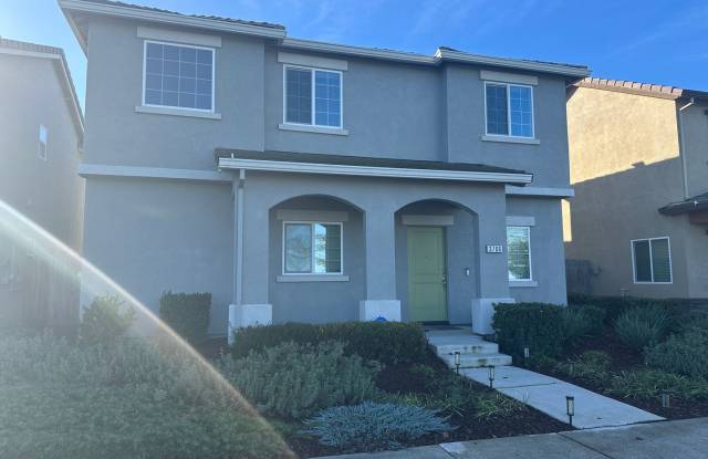 Charming 3 bedroom, 2.5 bath house! photos photos