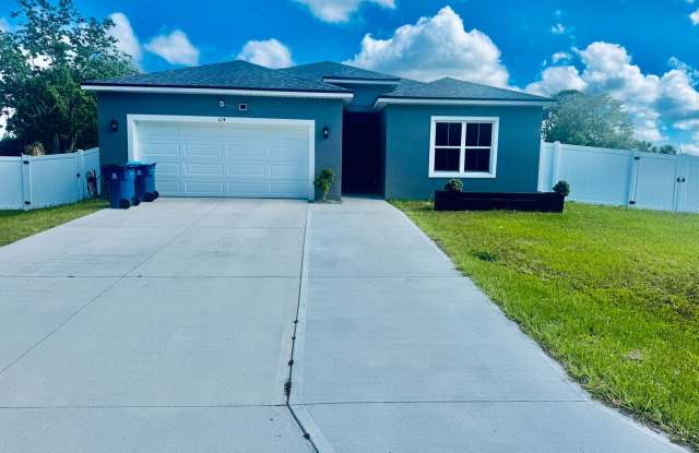 Spacious 4-Bedroom Home with Modern Features & Fully Fenced Pet-Friendly Yard photos photos