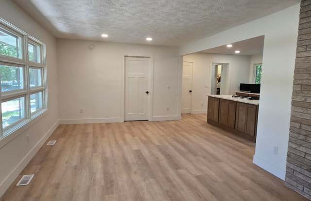 1499 Scenic Dr, 4 bedroom 1.5 bath home with garage and basement Gallery 4
