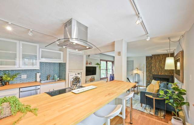 Cozy Top-Floor 2BR | Mountain Balcony Retreat Gallery 1