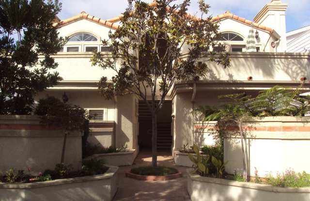 Light, bright and spacious 3 bedroom Coronado condo with garage! photos photos