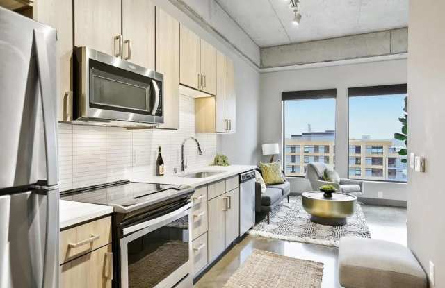 FURNISHED STUDIO IN THE HEART OF THE NORTH LOOP - UTILITIES INCLUDED! Gallery 1