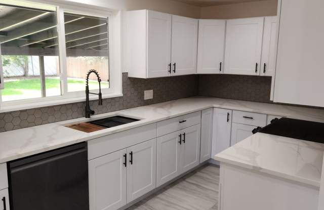 Completely renovated Ranch Style home in Englewood! Gallery 3