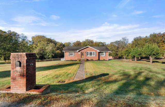 North Nashville large lot with 2 car garage and workshop 3 bedroom 1.5 bath, available now - 4012 Oxbow Drive, Nashville, TN 37207