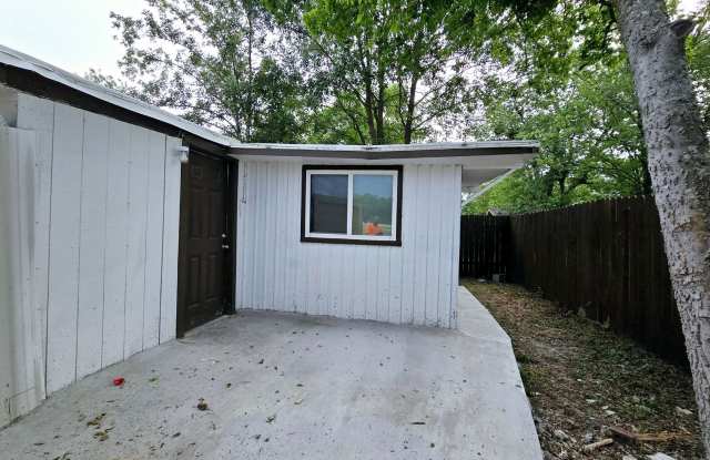 Charming 2/1-Bed/bath Home in Downtown Manor photos photos
