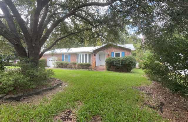 Beautifully renovated three-bedroom, two-bathroom brick ranch Gallery 3