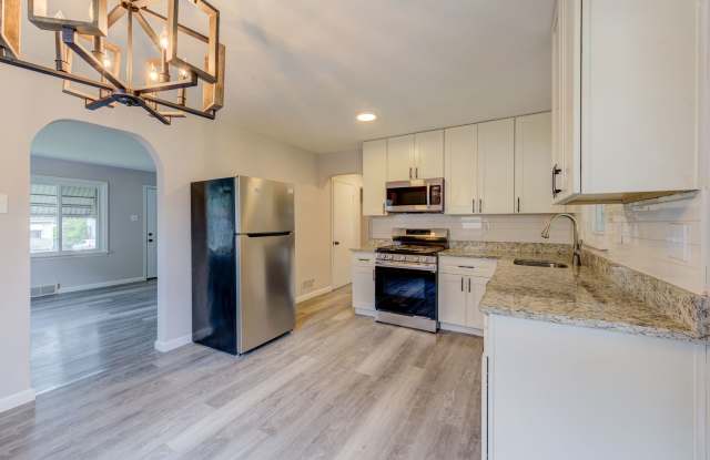 Beautiful 2-Bed, 1-Bath House in Overland – Move-in Ready! - 9541 Theodosia Avenue, Overland, MO 63114