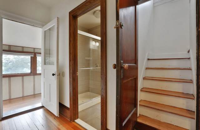 Great CENTRAL Location 5 Bedroom House - Virtual Showings Available photos photos