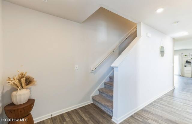 1253 Manor Drive Gallery 3