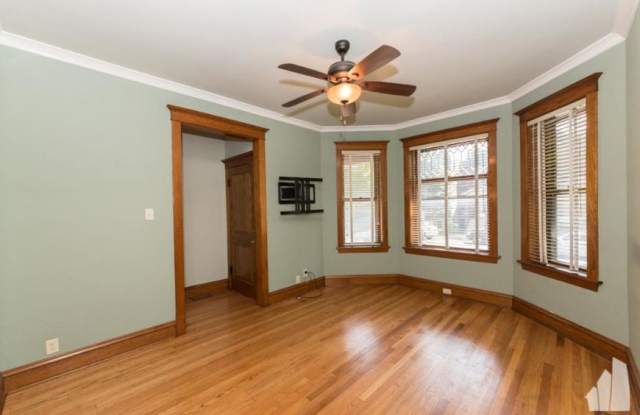 3710 N Damen, Gallery 2