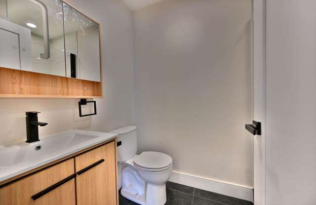 Bay Village Apartment with Home Office Space, AC, and No Broker Fee Gallery 4