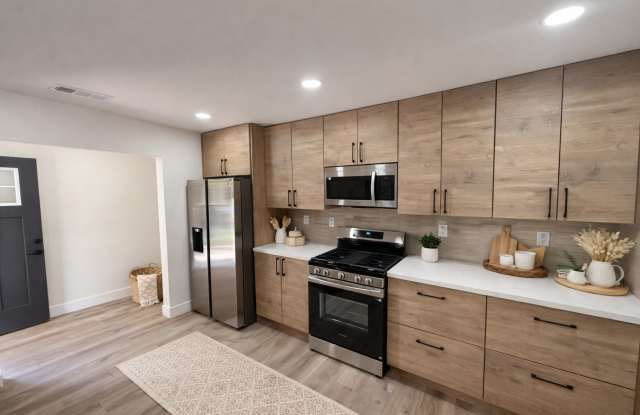 Completely Remodeled!! (2026) 6 Bed / 2 Bath Home Near SDSU – Modern Finishes & Exceptional Back Yard Space Gallery 3