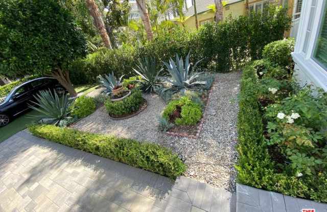 719 North DOHENY Drive Gallery 4