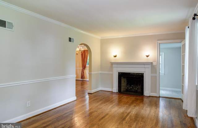 3128 HOLMES RUN ROAD Gallery 4