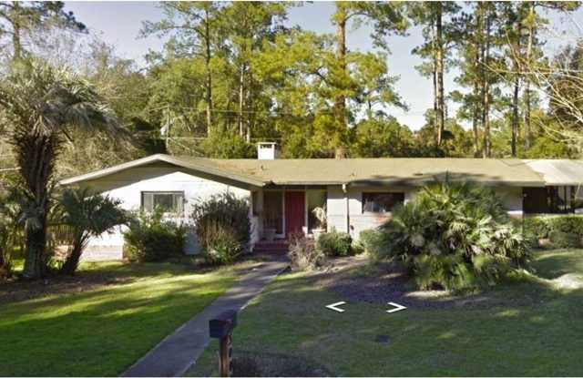 Black Acres-Three Bedroom, Two Bath 2068sf 1/2 mile to Law School or the Swamp photos photos