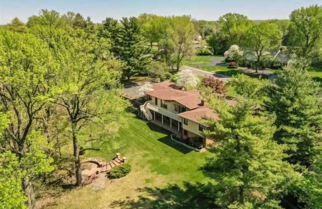 Completely remodeled with granite all over 2BR lower lever level in Saint Louis - 139 Ladue Oaks Drive, Creve Coeur, MO 63141