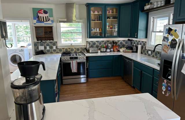 Beautiful 4 bed/3 full bath home in the highly desirable Depot Bench neighborhood! Gallery 1